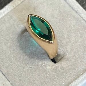 Emerald green gold ring